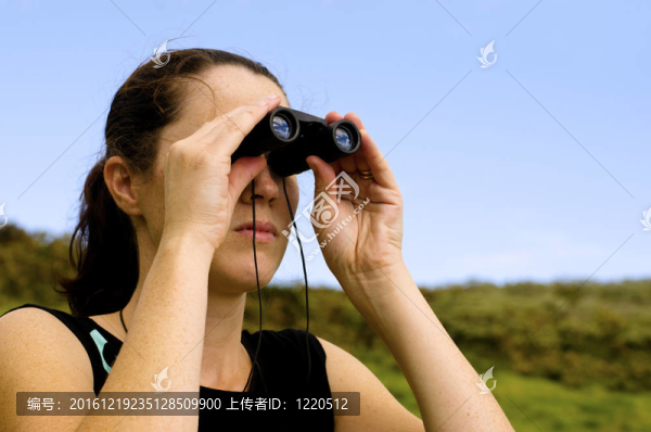 女人用雙筒望遠(yuǎn)鏡