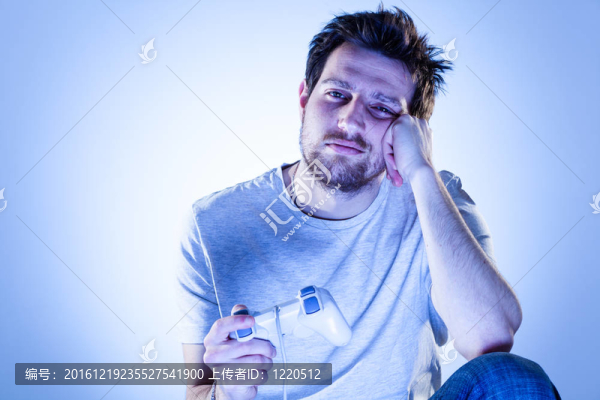 用游戲手柄的無聊的人