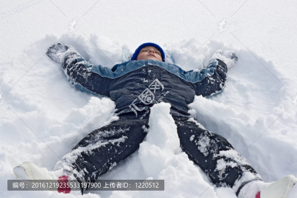 雪中的男孩