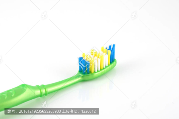 帶綠色手柄的牙刷