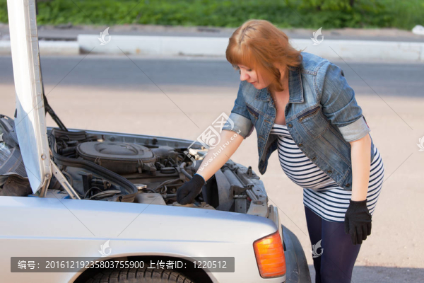 孕婦試圖修理汽車
