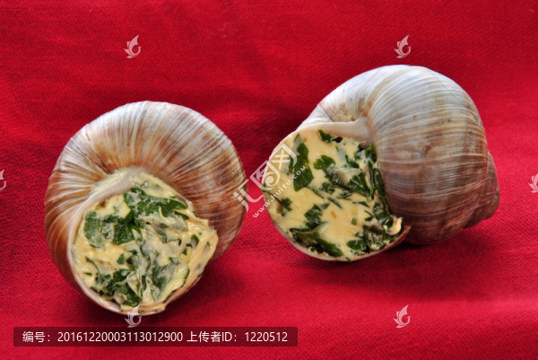 兩只蝸牛和美味的香草奶油