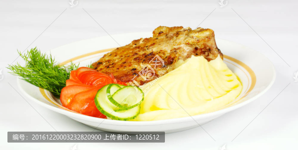一口新鮮蔬菜澆水里脊牛排