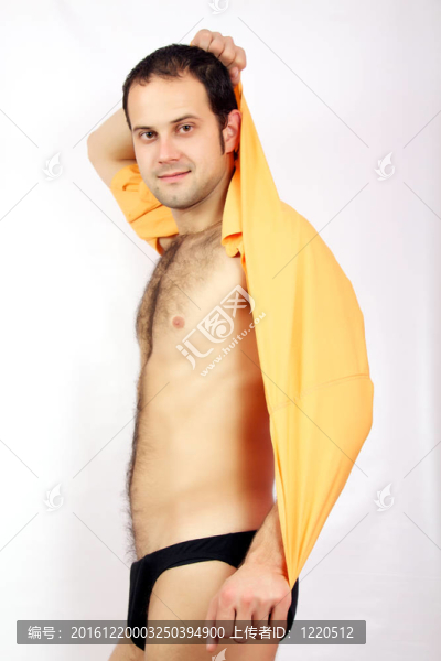 英俊的肌肉男