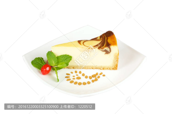 在白色背景的美食片芝士蛋糕