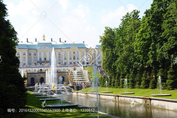 在Peterhof,/彼得宮城的噴泉