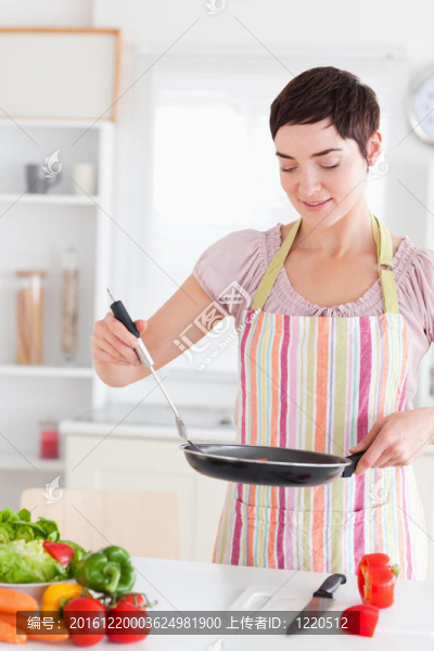 微笑的女人與平底鍋