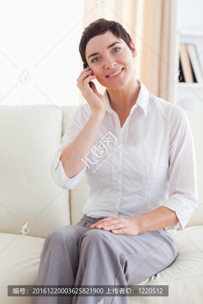 用手機(jī)特寫(xiě)一個(gè)快樂(lè)的女人