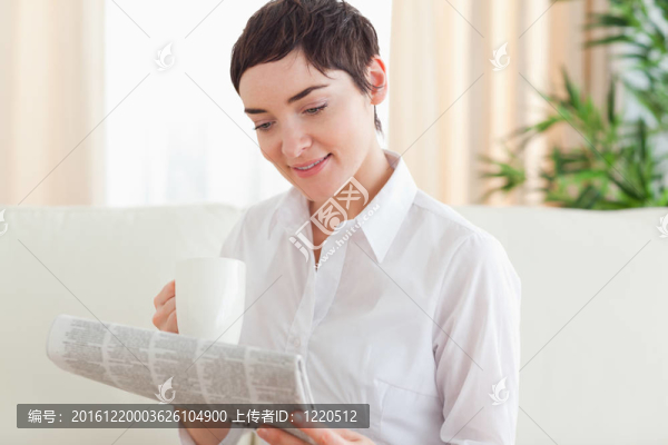 黑發(fā)女人一杯和報紙