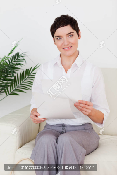黑發(fā)女人一紙