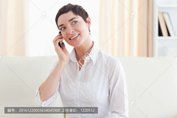快樂女人帶手機(jī)