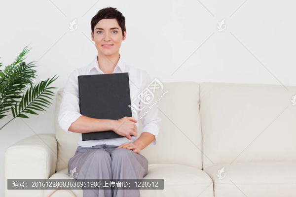 黑色的短頭發(fā)的女人坐在沙發(fā)上