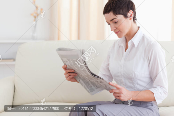 美女看新聞