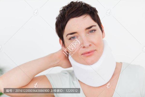 一個帶手術(shù)項圈的婦女的特寫