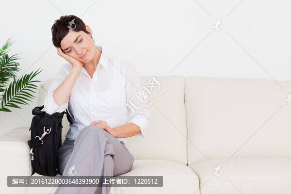 疲憊的女商人有紙和一袋