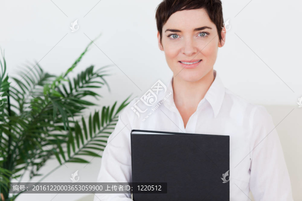 一個黑色的短頭發(fā)和一個文件夾的女人肖像