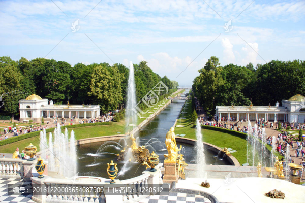 在Peterhof,/彼得宮城的噴泉