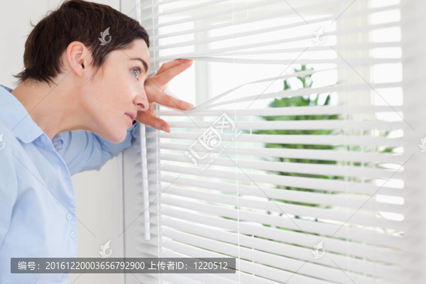 女人偷看窗外