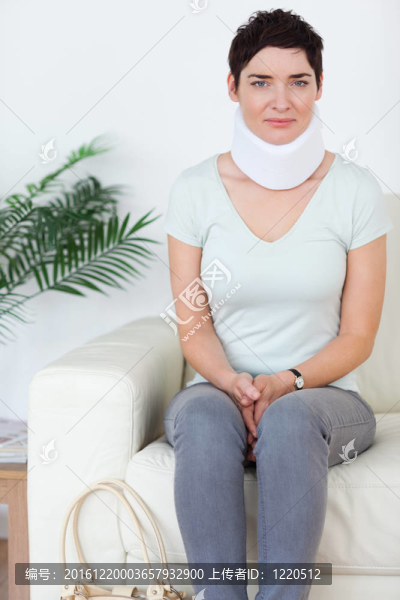 帶手術(shù)領(lǐng)的婦女