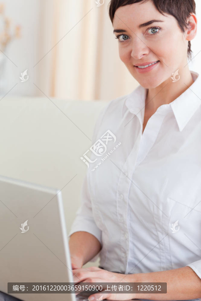 關(guān)閉一個女人與一臺筆記本電腦