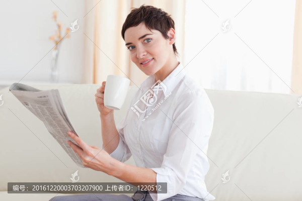 女人一邊看電視一邊看新聞