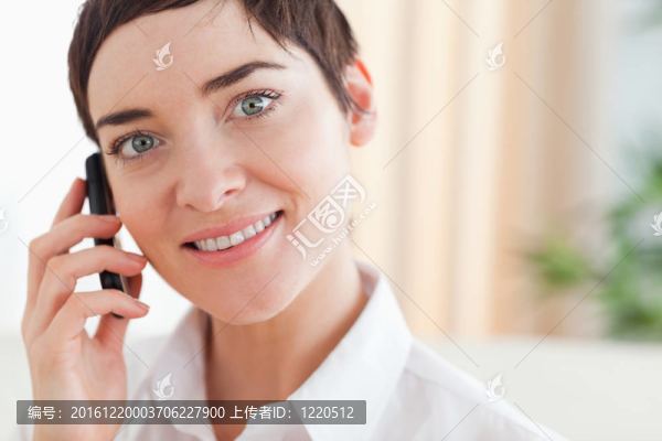 用電話接近一個女人