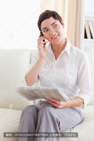 Brunette,Woman用手機(jī)和報(bào)紙