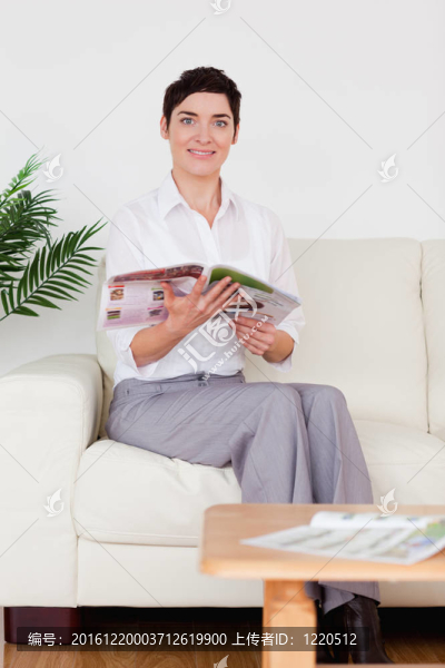 微笑的女人在看雜志