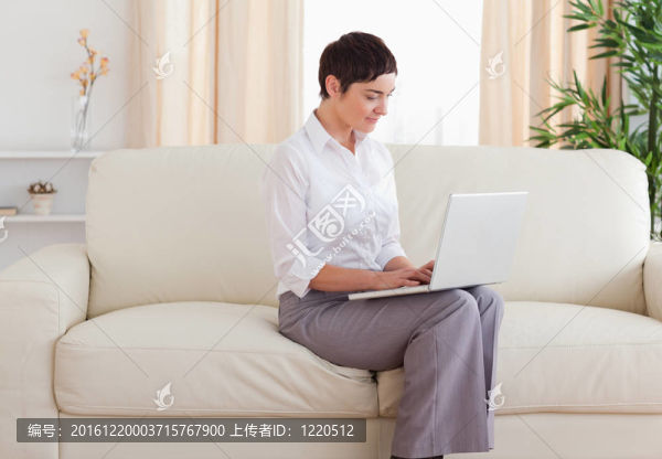 漂亮的女人用筆記本看
