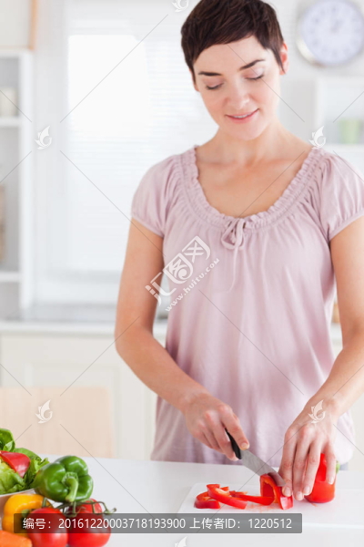 可愛女人切片蔬菜