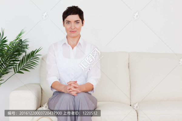 黑發(fā)女人坐在沙發(fā)上