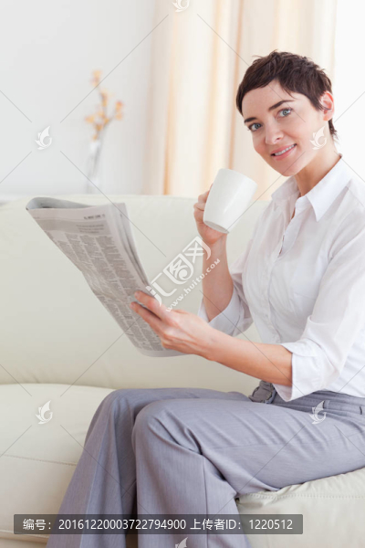一個女人在看客廳里的相機時，一邊看新聞一邊看新聞