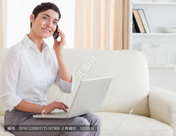 美麗的黑發(fā)女人用筆記本電腦和手機(jī)