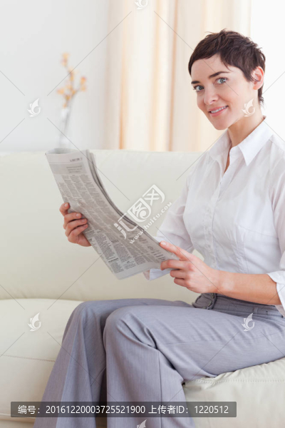 一個(gè)女人在看新聞的肖像