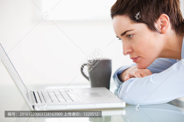 可愛的女人與筆記本電腦和一杯