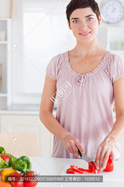 一個(gè)年輕婦女關(guān)閉蔬菜