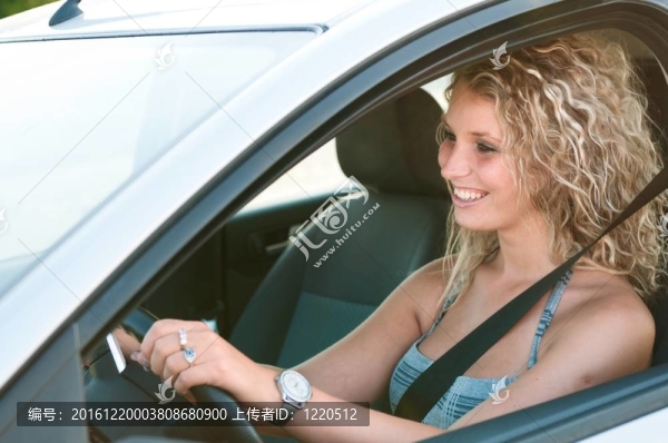 年輕人微笑駕駛汽車肖像