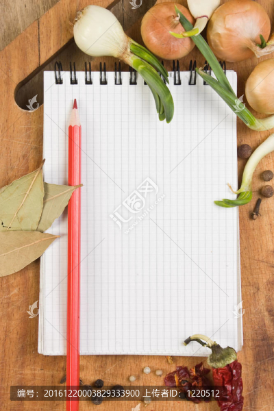 烹飪食譜和香料的筆記本