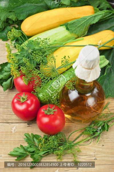 蔬菜和瓶裝油；木制桌子上的靜物