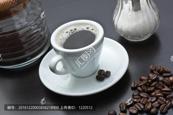 一堆咖啡豆和一個杯子