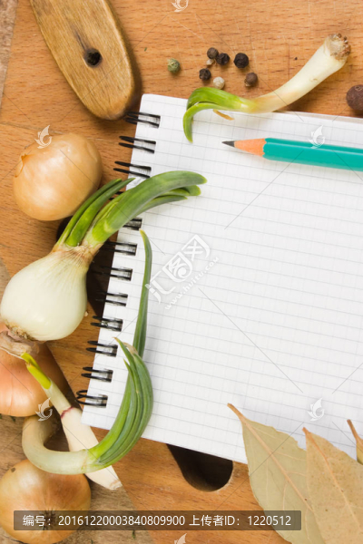 烹飪食譜和香料的筆記本