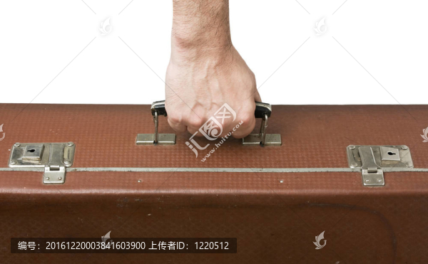 舊手提箱在手
