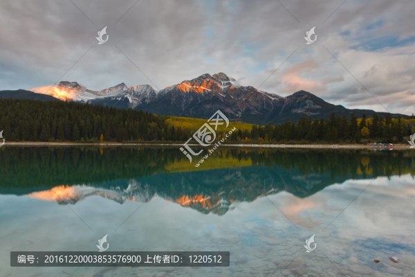Patricia,Lake與金字塔山；加拿大