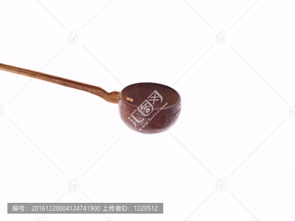 白色背景椰殼制的杓