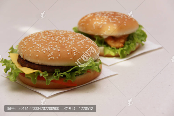 白色背景的美味漢堡