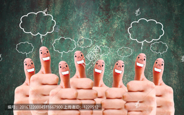 帶有社交聊天符號和語音泡沫的手指面部群