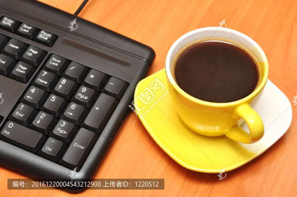 黑色鍵盤和咖啡杯