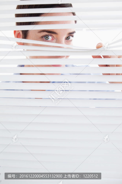 好奇的女人偷看窗外