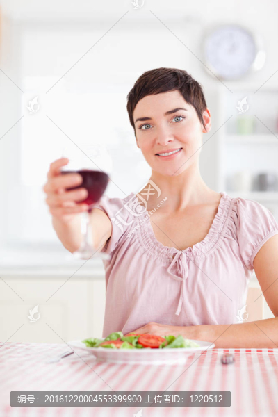 美麗的女人喝葡萄酒