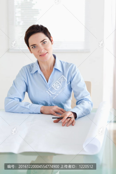 黑發(fā)女商人與建筑計劃工作